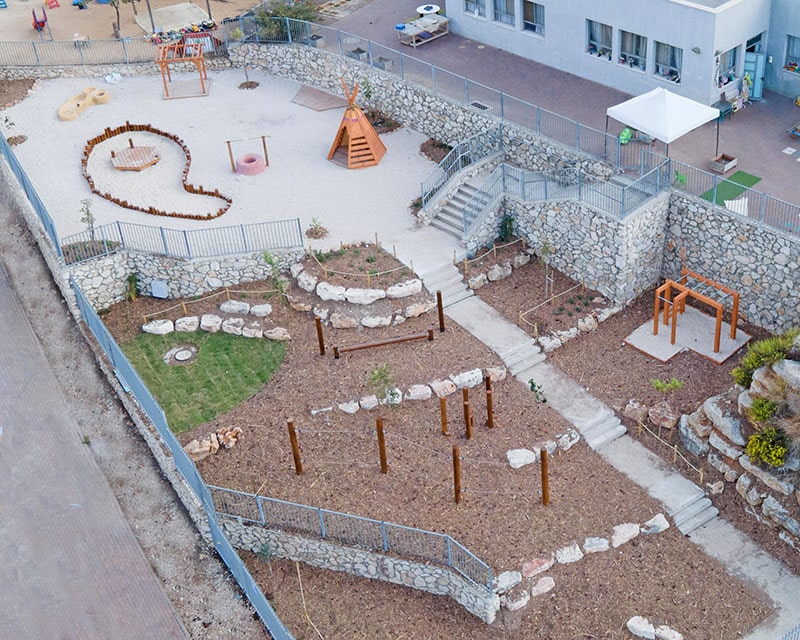 גן משחקים טבעי בבית ספר על אזורי תפן